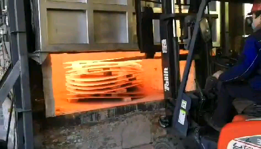 甘肅：天然氣封頭加熱爐燒嘴工作現(xiàn)場